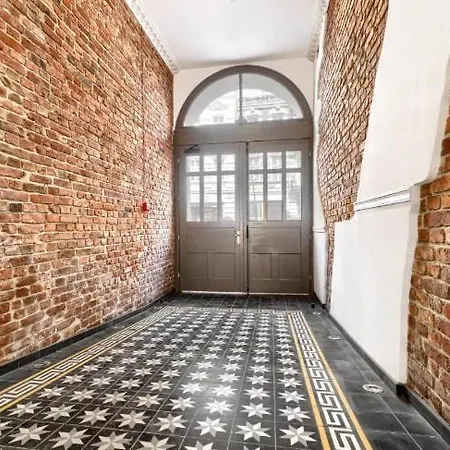 Old Town Apartment *